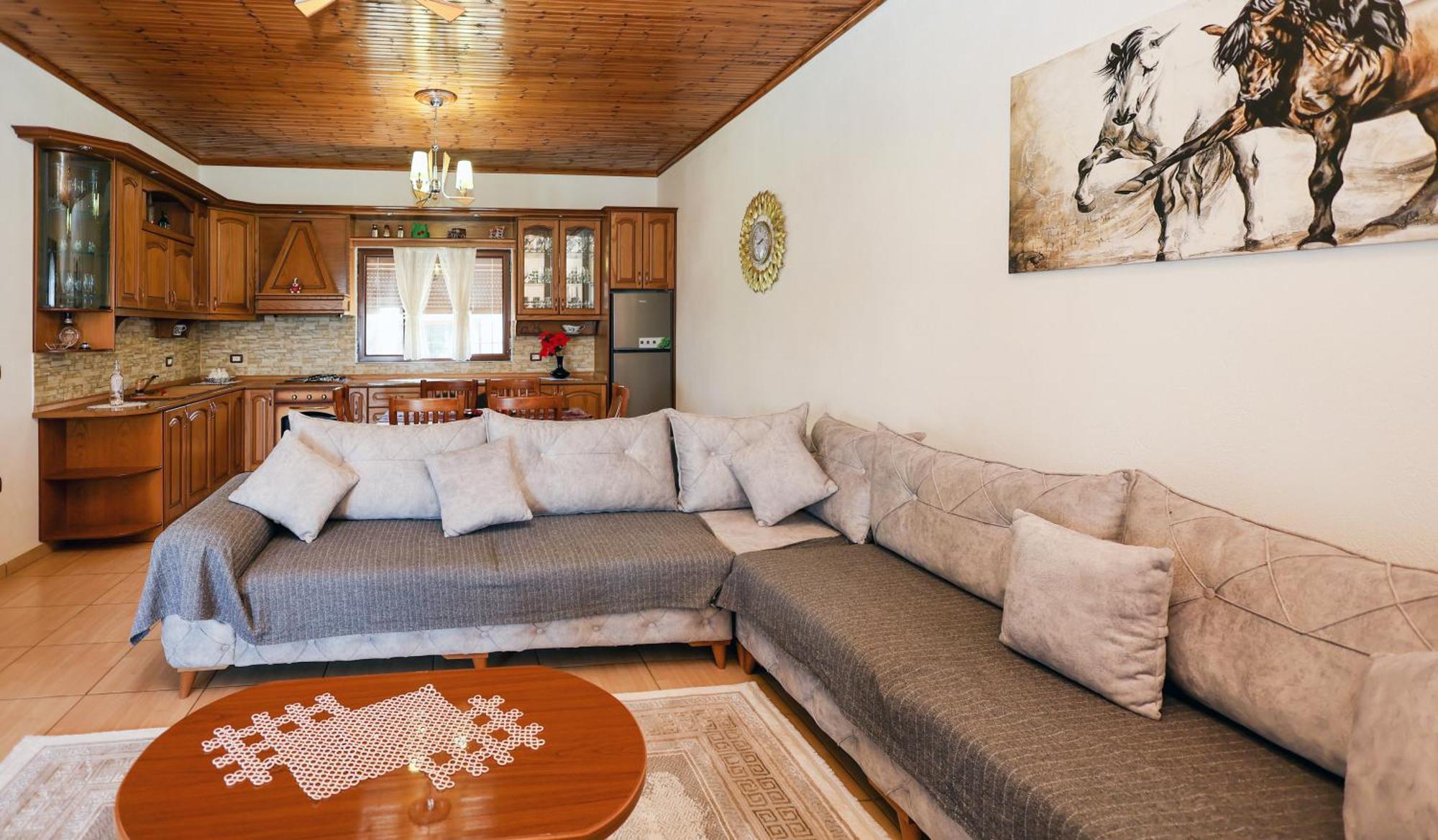 Villa Kevin Berat Exterior photo